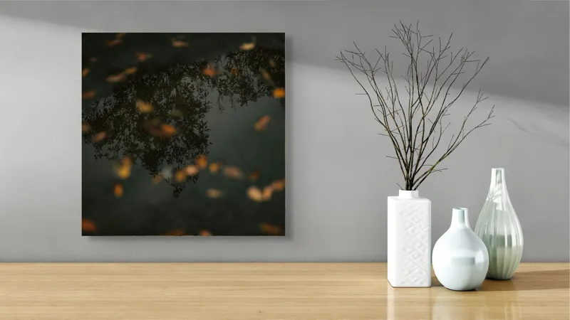 Tablou Canvas, "Reflecția toamnei în apa limpede", Frunze, Reflecție, Apă, Toamnă, Umbre, Natură, Calm, Mister, Melancolie, Întuneric, 50 x 50 cm – poza 3