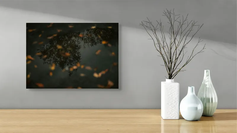 Tablou Canvas, "Reflecția toamnei în apa limpede", Frunze, Reflecție, Apă, Toamnă, Umbre, Natură, Calm, Mister, Melancolie, Întuneric, 54 x 39 cm – poza 3