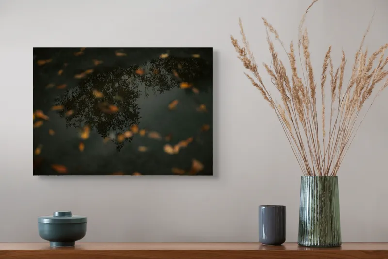 Tablou Canvas, "Reflecția toamnei în apa limpede", Frunze, Reflecție, Apă, Toamnă, Umbre, Natură, Calm, Mister, Melancolie, Întuneric, 54 x 39 cm – poza 4