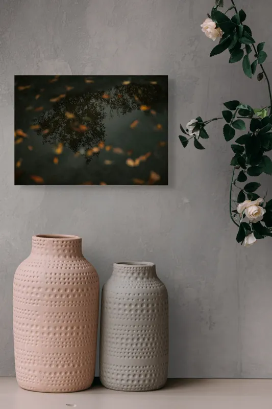Tablou Canvas, "Reflecția toamnei în apa limpede", Frunze, Reflecție, Apă, Toamnă, Umbre, Natură, Calm, Mister, Melancolie, Întuneric, 54 x 39 cm – poza 8