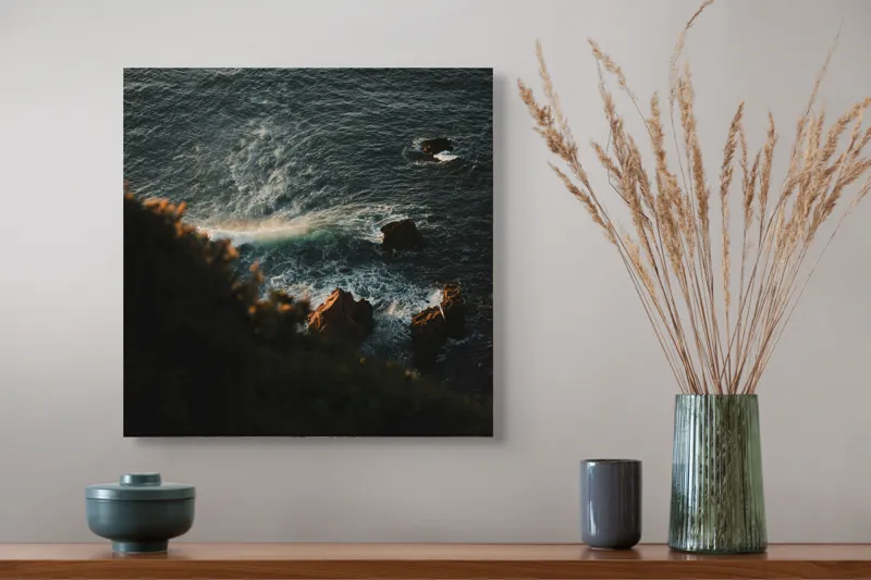 Tablou Canvas, "Valurile învăluind stâncile la apus", Valuri, Stânci, Apus, Ocean, Spumă, Natură, Peisaj, Lumină, 50 x 50 cm – poza 4