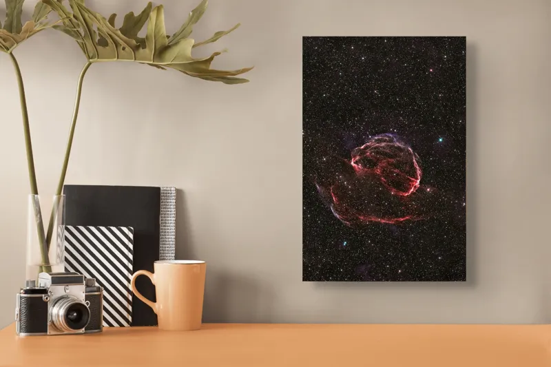 Tablou Canvas, "Explozia unei stele în întuneric", Nebuloasă, Stele, Spatiu, Roșu, Misterios, Lumină, Univers, Cer, Astronomie, Fascinant, 26 x 39 cm – poza 3