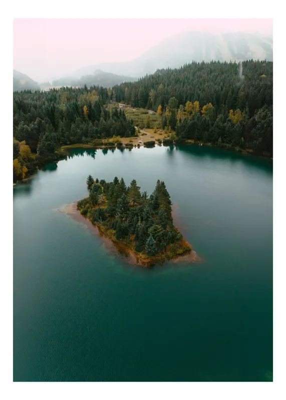 Tablou Canvas, "Insulă liniștită în lac de munte", Această imagine nu o pot descrie fără să-mi explici contextul sau dorințele tale. Ai vreo preferință despre ce să mă concentrez în descriere?, 26 x 39 cm