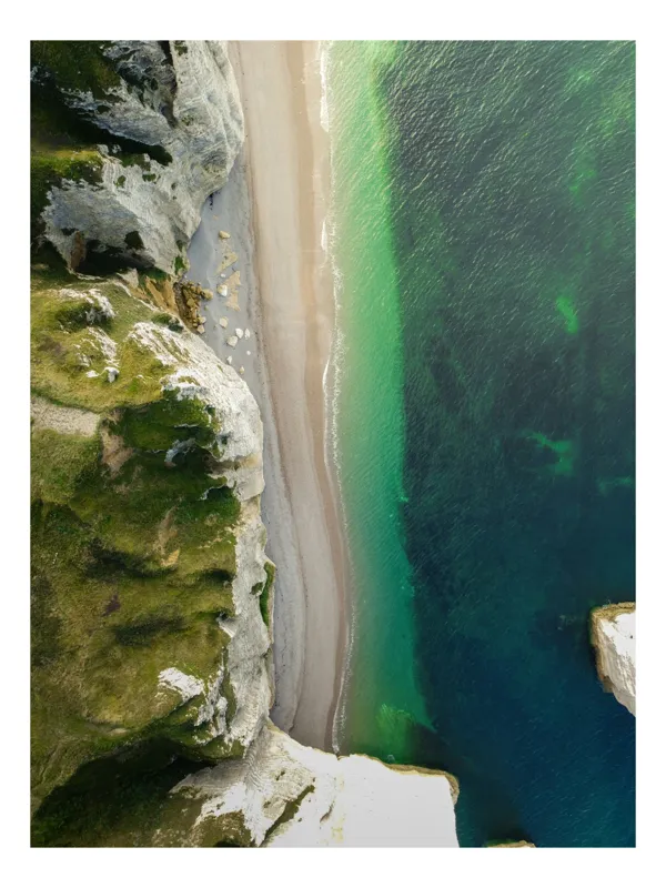 Tablou Canvas, "Riviera dintre stânci și mare", Verde, Albastru, Ocean, Stânci, Plajă, Vedere, Aeriană, Apă, Nisip, Natură, 39 x 54 cm