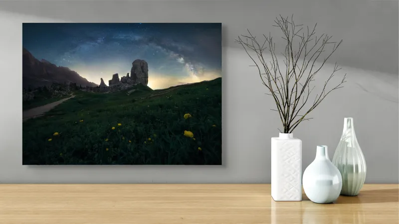 Tablou Canvas, "Calea Lactee peste munți și flori", Stele, Munte, Noapte, Lumină, Flori, Cărare, Cer, Peisaj, Natură, Stâncă., 70 x 50 cm – poza 3