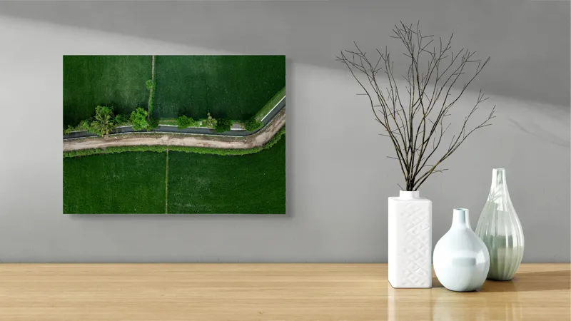 Tablou Canvas, "Poteca șerpuită prin câmpuri verzi", Verde, Drum, Copaci, Recoltă, Aerian, Natură, Peisaj, Frunziș, 54 x 39 cm – poza 3