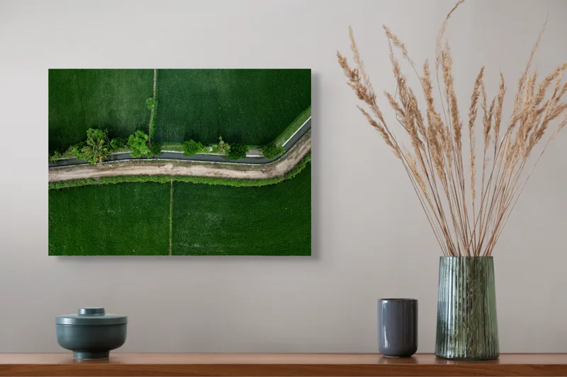 Tablou Canvas, "Poteca șerpuită prin câmpuri verzi", Verde, Drum, Copaci, Recoltă, Aerian, Natură, Peisaj, Frunziș, 54 x 39 cm – poza 4