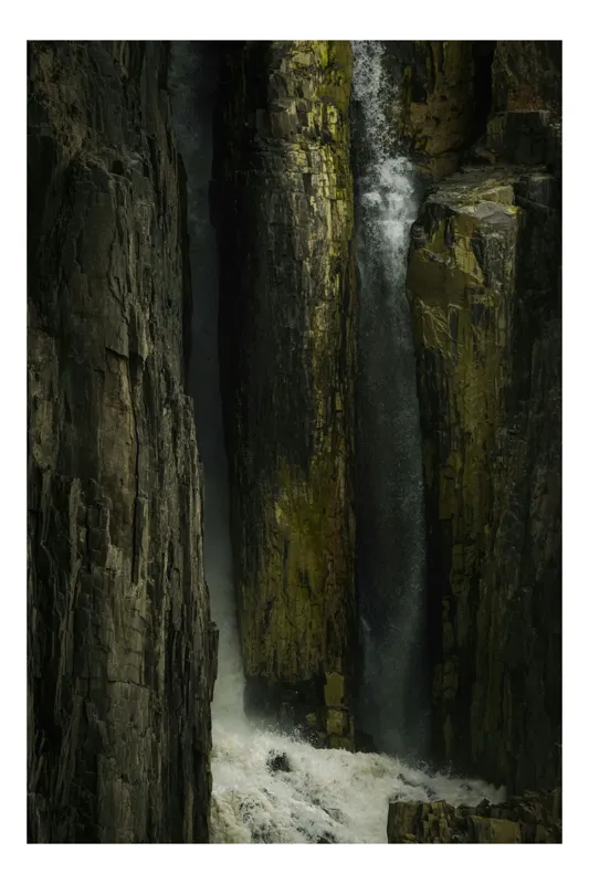 Tablou Canvas, "Cascada strecurată printre stânci impunătoare", Cascade, Rocă, Natură, Adâncime, Forță, Spectaculos, Vertij, Neîmblânzit, Prăpastie, Farniente, 39 x 54 cm