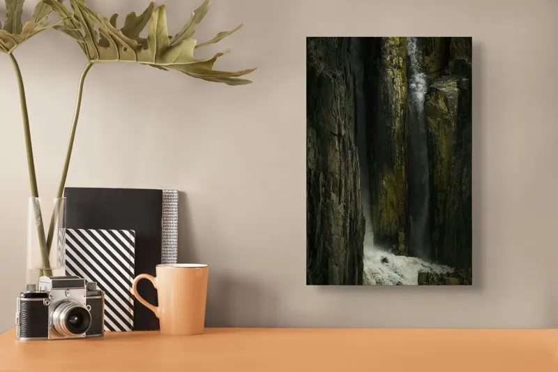 Tablou Canvas, "Cascada strecurată printre stânci impunătoare", Cascade, Rocă, Natură, Adâncime, Forță, Spectaculos, Vertij, Neîmblânzit, Prăpastie, Farniente, 26 x 39 cm – poza 3