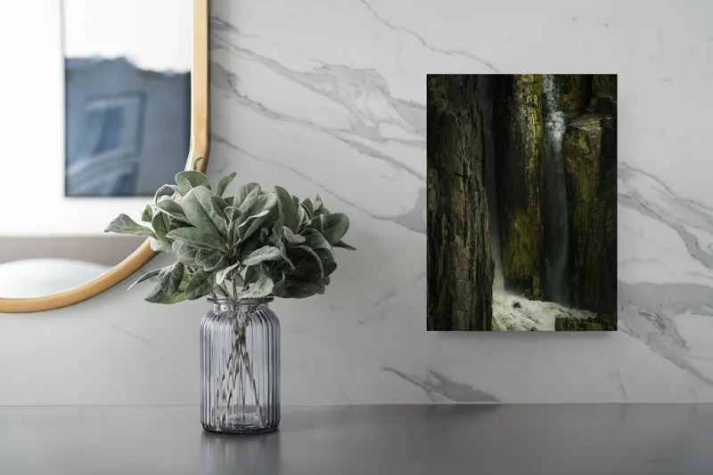 Tablou Canvas, "Cascada strecurată printre stânci impunătoare", Cascade, Rocă, Natură, Adâncime, Forță, Spectaculos, Vertij, Neîmblânzit, Prăpastie, Farniente, 26 x 39 cm – poza 4