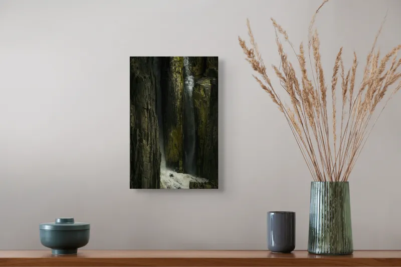 Tablou Canvas, "Cascada strecurată printre stânci impunătoare", Cascade, Rocă, Natură, Adâncime, Forță, Spectaculos, Vertij, Neîmblânzit, Prăpastie, Farniente, 26 x 39 cm – poza 5