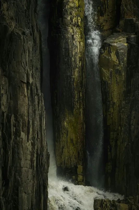Tablou Canvas, "Cascada strecurată printre stânci impunătoare", Cascade, Rocă, Natură, Adâncime, Forță, Spectaculos, Vertij, Neîmblânzit, Prăpastie, Farniente, 26 x 39 cm – poza 2
