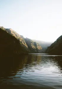 Tablou Canvas, "Reflexia dimineții pe lacul montan", 70 x 100 cm – poza 2