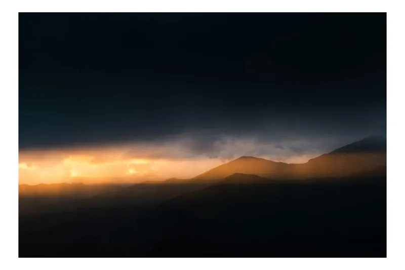 Tablou Canvas, "Lumină de apus peste munți întunecați", Nori, Apus, Munți, Lumină, Siluetă, Cer, Peisaj, Răsărit, Umbre, Dramatic, 90 x 50 cm