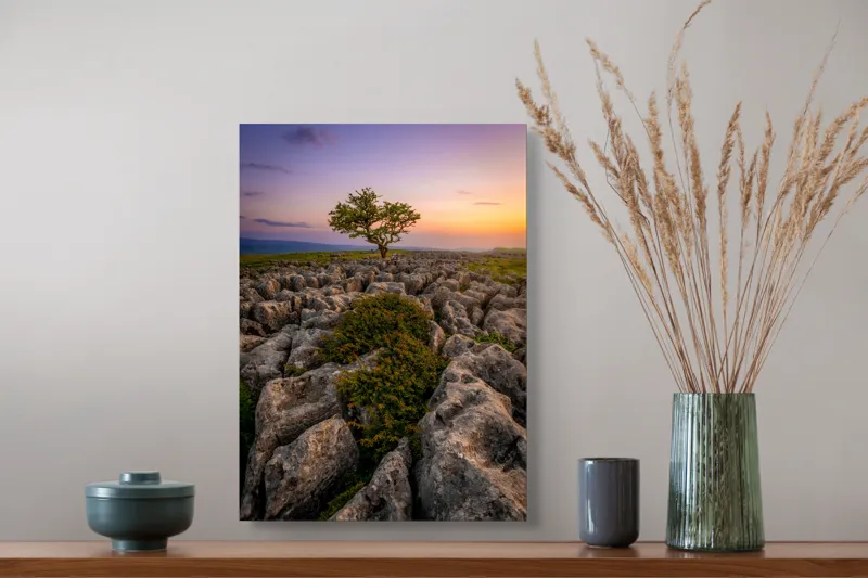Tablou Canvas, "Copacul singuratic pe stânci aspre", Copac, Solitar, Roci, Apus, Cer, Colorat, Natură, Contrast, Tranquilitate, 39 x 54 cm – poza 3
