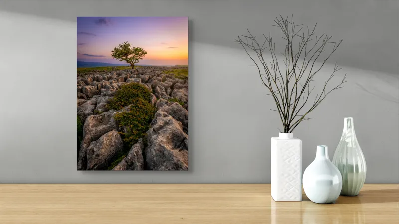 Tablou Canvas, "Copacul singuratic pe stânci aspre", Copac, Solitar, Roci, Apus, Cer, Colorat, Natură, Contrast, Tranquilitate, 39 x 54 cm – poza 4