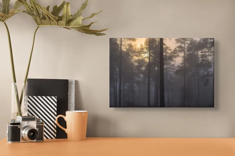 Tablou Canvas, "Răsăritul misterios în pădurea deasă", Ceață, Pădure, Copaci, Mister, Răsărit, Lumină, Siluete, Tranquilitate, Natură, Serenitate, 39 x 26 cm – poza 3