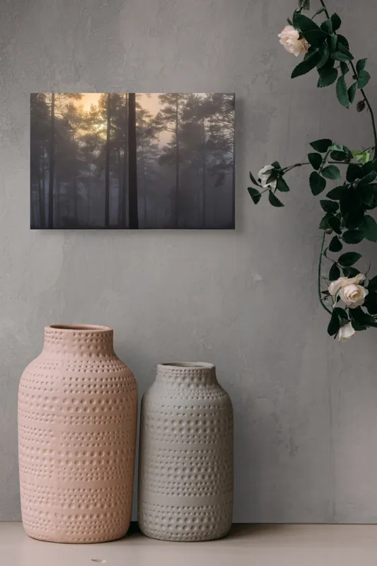 Tablou Canvas, "Răsăritul misterios în pădurea deasă", Ceață, Pădure, Copaci, Mister, Răsărit, Lumină, Siluete, Tranquilitate, Natură, Serenitate, 39 x 26 cm – poza 4