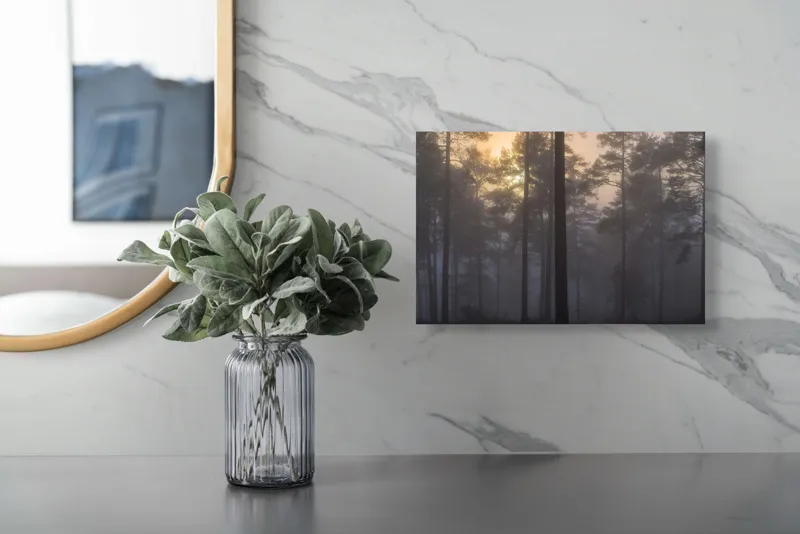 Tablou Canvas, "Răsăritul misterios în pădurea deasă", Ceață, Pădure, Copaci, Mister, Răsărit, Lumină, Siluete, Tranquilitate, Natură, Serenitate, 39 x 26 cm – poza 5