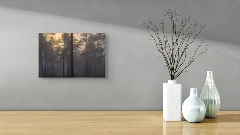 Tablou Canvas, "Răsăritul misterios în pădurea deasă", Ceață, Pădure, Copaci, Mister, Răsărit, Lumină, Siluete, Tranquilitate, Natură, Serenitate, 39 x 26 cm – poza 8