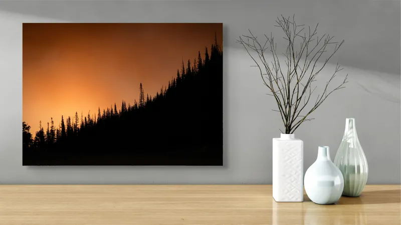 Tablou Canvas, "Apus tainic deasupra pădurii întunecate", Pădure, Siluetă, Apus, Cer, Portocaliu, Umbre, Linie, Orizont, Contrast, Natură, 70 x 50 cm – poza 3
