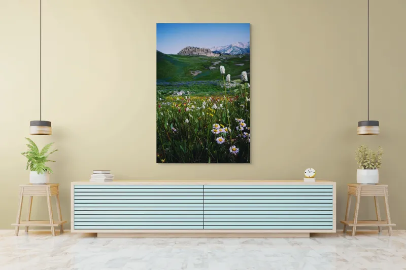 Tablou Canvas, "Poienița înflorită la poalele muntelui", Flori, Munte, Cer, Verdeață, Natură, Peisaj, Vară, Frumusețe, Serenitate, Culori, Întindere, Sălbăticie, Tranquilitate, Vitalitate, 100 x 150 cm – poza 4