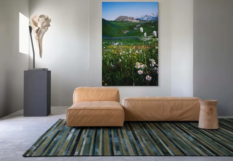 Tablou Canvas, "Poienița înflorită la poalele muntelui", Flori, Munte, Cer, Verdeață, Natură, Peisaj, Vară, Frumusețe, Serenitate, Culori, Întindere, Sălbăticie, Tranquilitate, Vitalitate, 100 x 150 cm – poza 7