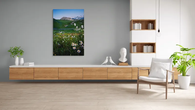 Tablou Canvas, "Poienița înflorită la poalele muntelui", Flori, Munte, Cer, Verdeață, Natură, Peisaj, Vară, Frumusețe, Serenitate, Culori, Întindere, Sălbăticie, Tranquilitate, Vitalitate, 100 x 150 cm – poza 8