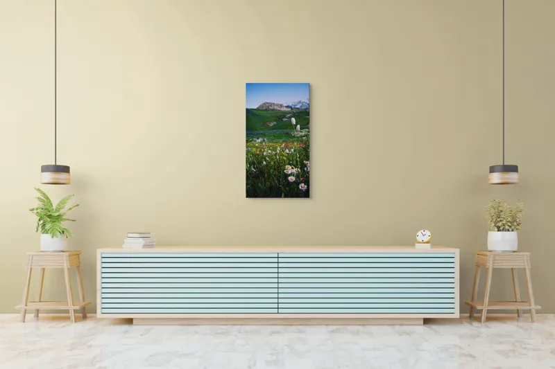 Tablou Canvas, "Poienița înflorită la poalele muntelui", Flori, Munte, Cer, Verdeață, Natură, Peisaj, Vară, Frumusețe, Serenitate, Culori, Întindere, Sălbăticie, Tranquilitate, Vitalitate, 50 x 90 cm – poza 6