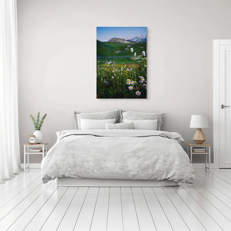 Tablou Canvas, "Poienița înflorită la poalele muntelui", Flori, Munte, Cer, Verdeață, Natură, Peisaj, Vară, Frumusețe, Serenitate, Culori, Întindere, Sălbăticie, Tranquilitate, Vitalitate, 70 x 100 cm – poza 3