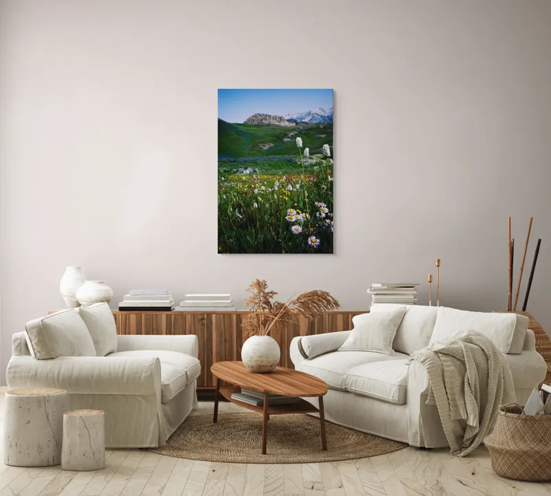 Tablou Canvas, "Poienița înflorită la poalele muntelui", Flori, Munte, Cer, Verdeață, Natură, Peisaj, Vară, Frumusețe, Serenitate, Culori, Întindere, Sălbăticie, Tranquilitate, Vitalitate, 70 x 100 cm – poza 4