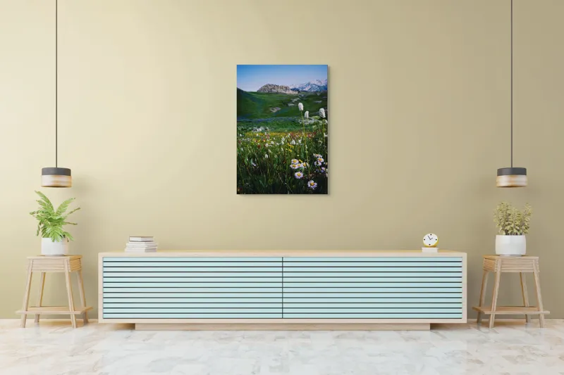 Tablou Canvas, "Poienița înflorită la poalele muntelui", Flori, Munte, Cer, Verdeață, Natură, Peisaj, Vară, Frumusețe, Serenitate, Culori, Întindere, Sălbăticie, Tranquilitate, Vitalitate, 70 x 100 cm – poza 5