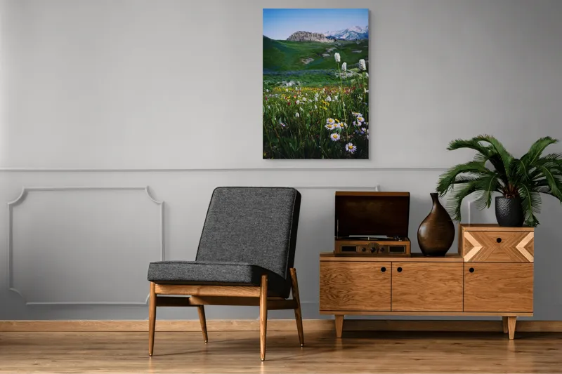 Tablou Canvas, "Poienița înflorită la poalele muntelui", Flori, Munte, Cer, Verdeață, Natură, Peisaj, Vară, Frumusețe, Serenitate, Culori, Întindere, Sălbăticie, Tranquilitate, Vitalitate, 70 x 100 cm – poza 6