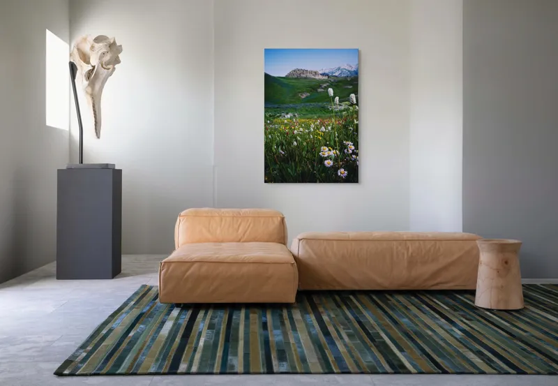 Tablou Canvas, "Poienița înflorită la poalele muntelui", Flori, Munte, Cer, Verdeață, Natură, Peisaj, Vară, Frumusețe, Serenitate, Culori, Întindere, Sălbăticie, Tranquilitate, Vitalitate, 70 x 100 cm – poza 7