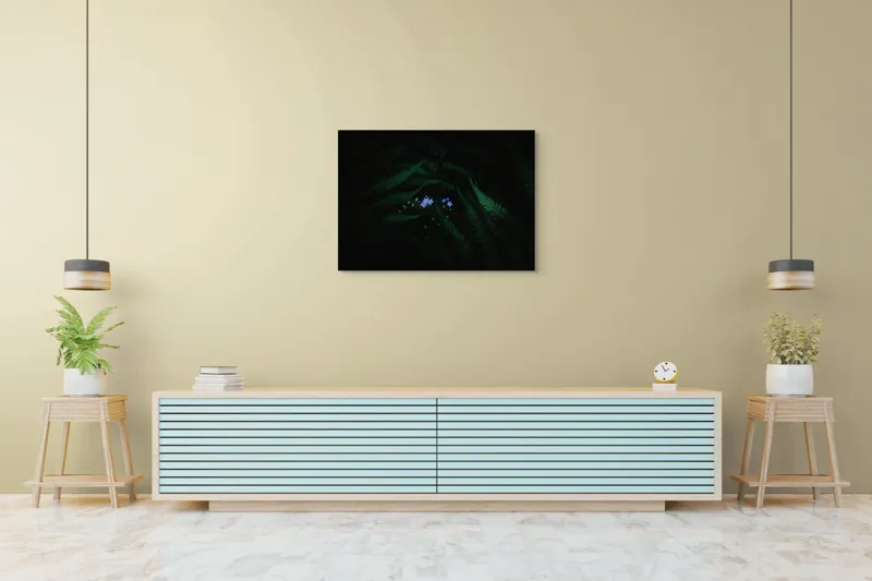 Tablou Canvas, "Florile albastre în întunericul pădurii", Frunze, Întuneric, Flori, Albastru, Mister, Natură, 100 x 70 cm – poza 4