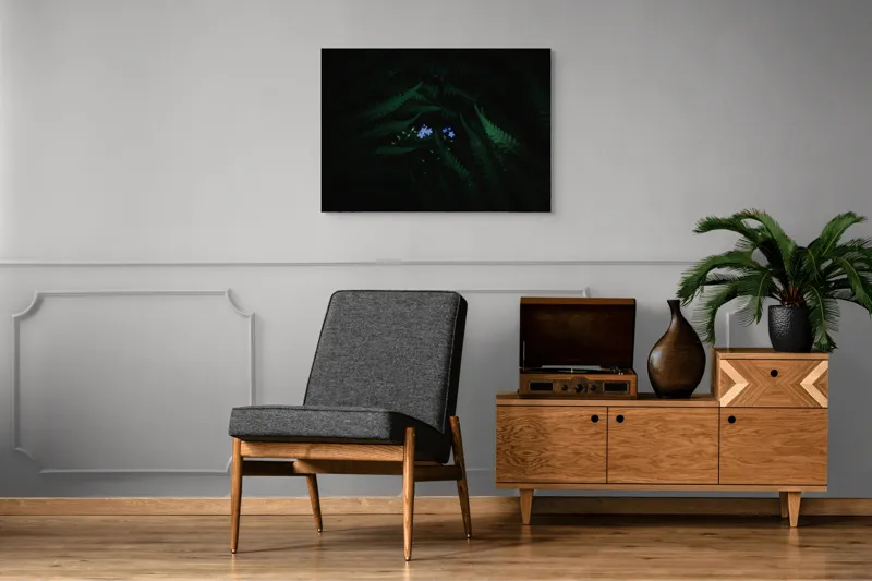 Tablou Canvas, "Florile albastre în întunericul pădurii", Frunze, Întuneric, Flori, Albastru, Mister, Natură, 100 x 70 cm – poza 8