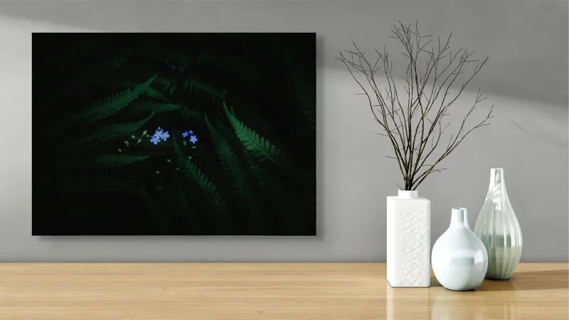 Tablou Canvas, "Florile albastre în întunericul pădurii", Frunze, Întuneric, Flori, Albastru, Mister, Natură, 70 x 50 cm – poza 3