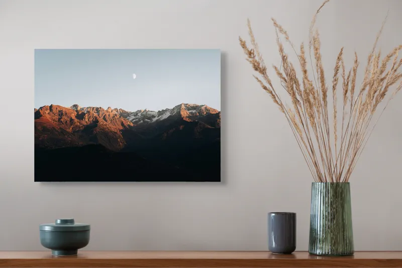 Tablou Canvas, "Luna răsare peste munții stâncoși", Munți, Apus, Lună, Roci, Cer, Umbre, Natură, Calm, Peisaj., 54 x 39 cm – poza 4
