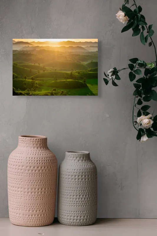 Tablou Canvas, "Răsărit peste colinele verzi", Apus, Dealuri, Lumina, Verdeață, Peisaj, Natură, Pitoresc, Tranquilitate, Frumusețe, Serenitate, 39 x 26 cm – poza 4