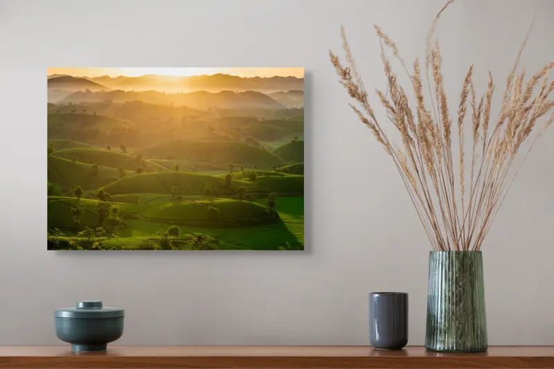 Tablou Canvas, "Răsărit peste colinele verzi", Apus, Dealuri, Lumina, Verdeață, Peisaj, Natură, Pitoresc, Tranquilitate, Frumusețe, Serenitate, 54 x 39 cm – poza 4