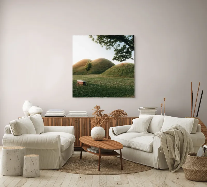Tablou Canvas, "Sub cerul blând al înserării", Copaci, Dealuri, Iarbă, Bancă, Apus, Cer, Natură, Verdeață, 100 x 100 cm – poza 3