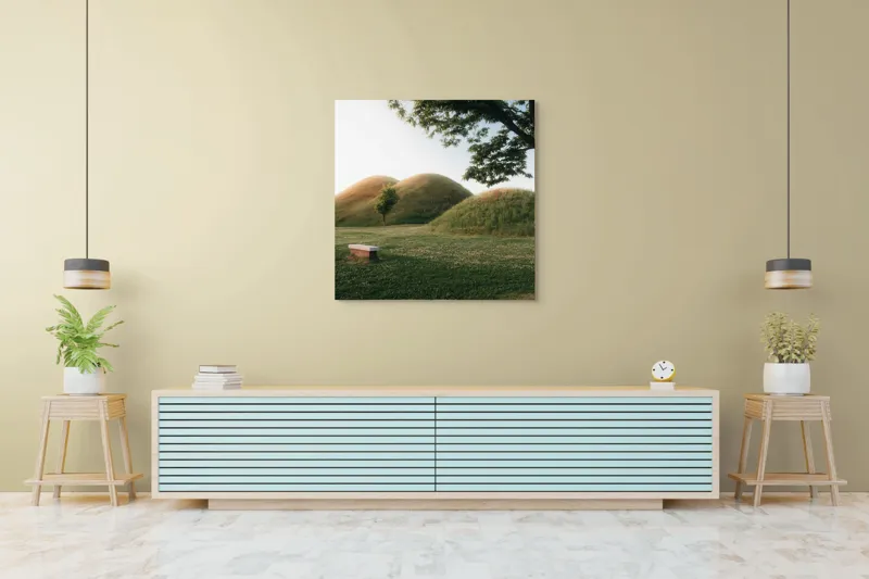 Tablou Canvas, "Sub cerul blând al înserării", Copaci, Dealuri, Iarbă, Bancă, Apus, Cer, Natură, Verdeață, 100 x 100 cm – poza 5