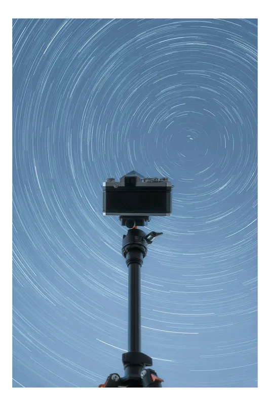 Tablou Canvas, "Aparatul surprinzând dansul stelelor", Cameră, Cer, Stele, Mișcare, Noapte, Lungă Expunere, Trepied, Fotografie, Astronomie, Rotire, 26 x 39 cm