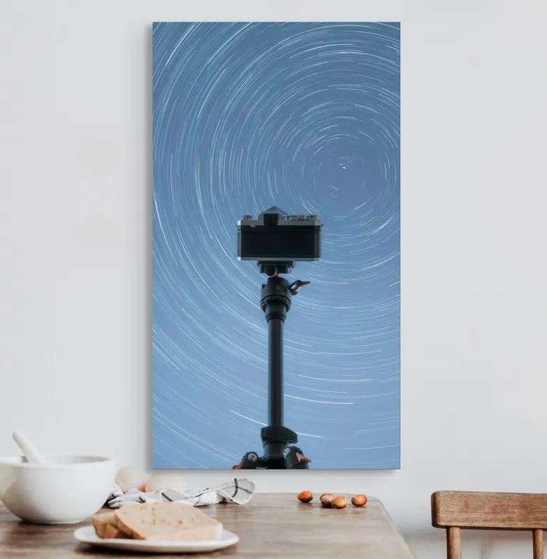 Tablou Canvas, "Aparatul surprinzând dansul stelelor", Cameră, Cer, Stele, Mișcare, Noapte, Lungă Expunere, Trepied, Fotografie, Astronomie, Rotire, 50 x 90 cm – poza 3