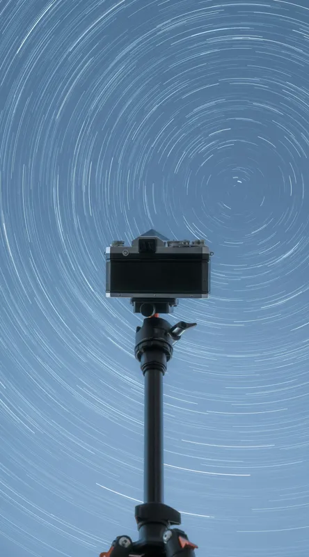 Tablou Canvas, "Aparatul surprinzând dansul stelelor", Cameră, Cer, Stele, Mișcare, Noapte, Lungă Expunere, Trepied, Fotografie, Astronomie, Rotire, 50 x 90 cm – poza 2