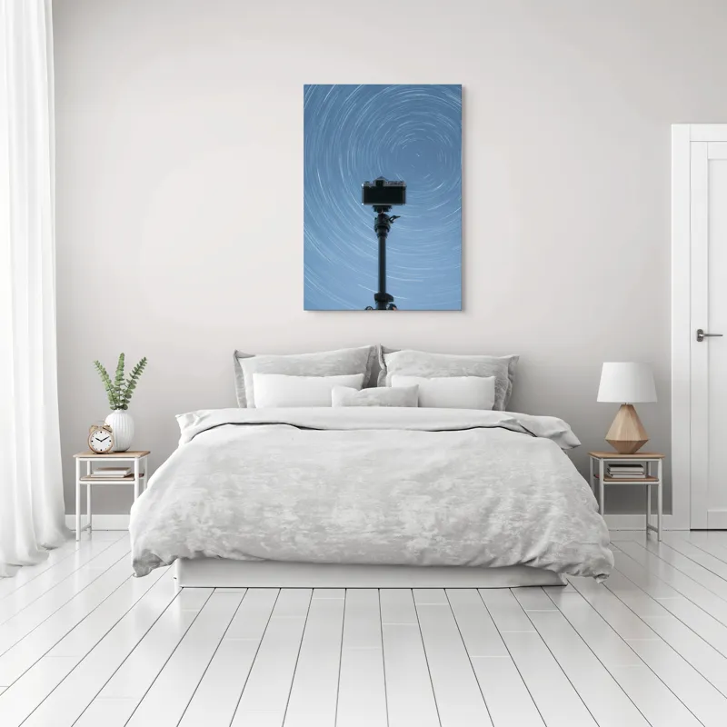 Tablou Canvas, "Aparatul surprinzând dansul stelelor", Cameră, Cer, Stele, Mișcare, Noapte, Lungă Expunere, Trepied, Fotografie, Astronomie, Rotire, 70 x 100 cm – poza 3