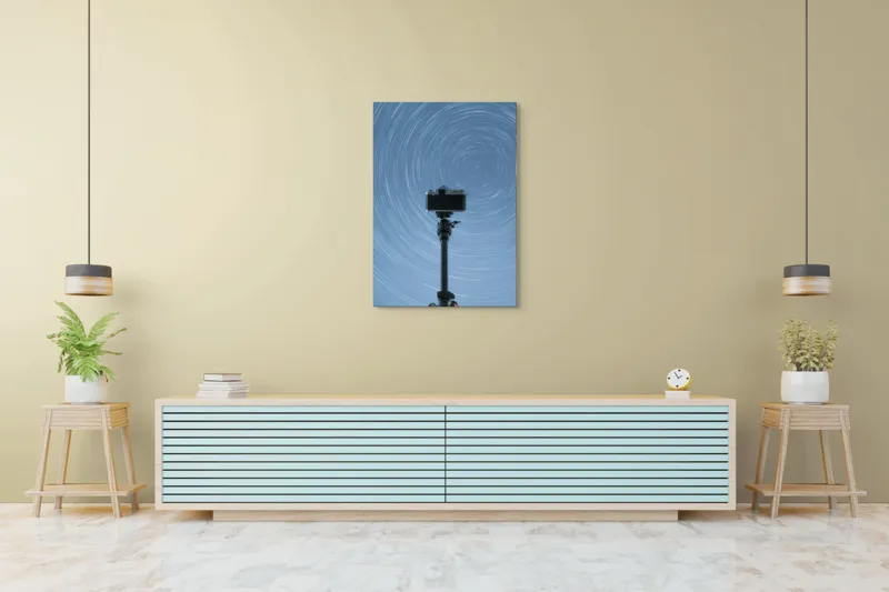 Tablou Canvas, "Aparatul surprinzând dansul stelelor", Cameră, Cer, Stele, Mișcare, Noapte, Lungă Expunere, Trepied, Fotografie, Astronomie, Rotire, 70 x 100 cm – poza 5