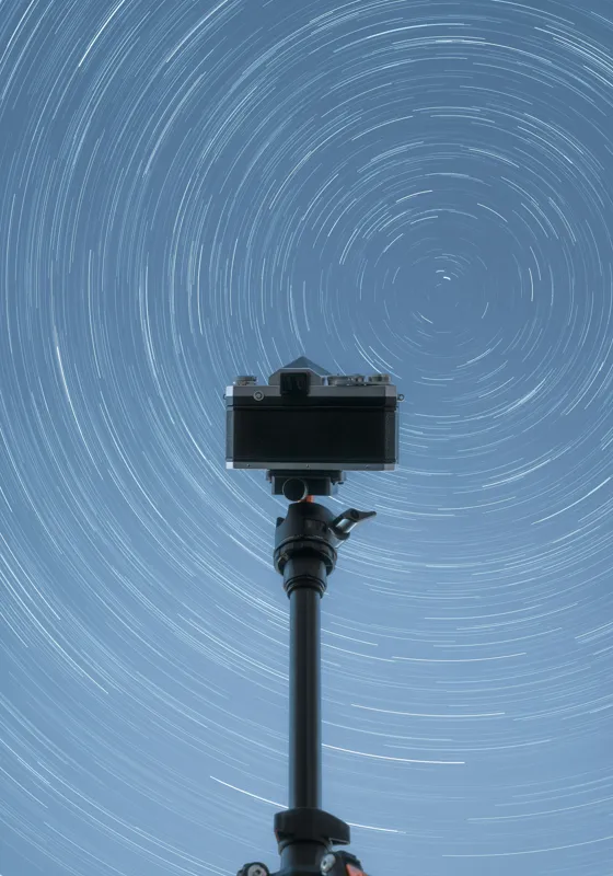 Tablou Canvas, "Aparatul surprinzând dansul stelelor", Cameră, Cer, Stele, Mișcare, Noapte, Lungă Expunere, Trepied, Fotografie, Astronomie, Rotire, 70 x 100 cm – poza 2