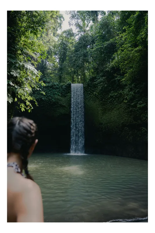 Tablou Canvas, "Cascada ascunsă în inima junglei", Cascadă, Pădure, Apă, Lumină, Vegetație, Relaxare, Natură, Răcoare, Aventură, Calm., 39 x 54 cm