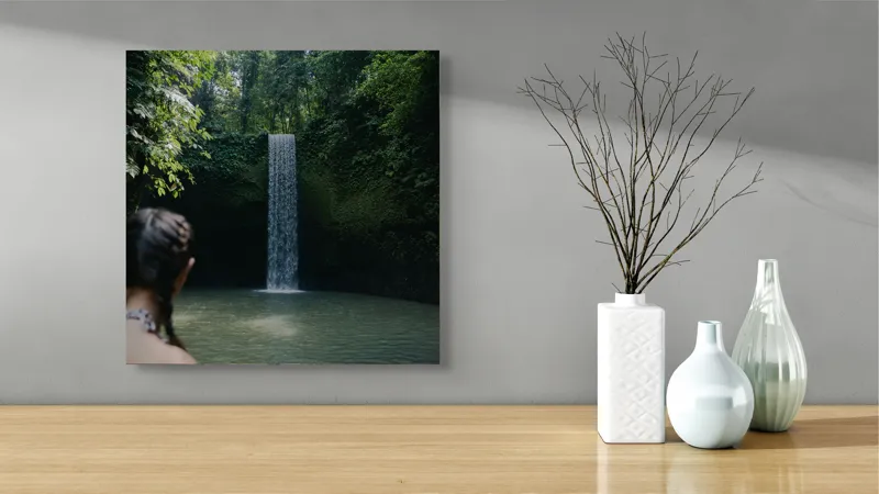 Tablou Canvas, "Cascada ascunsă în inima junglei", Cascadă, Pădure, Apă, Lumină, Vegetație, Relaxare, Natură, Răcoare, Aventură, Calm., 50 x 50 cm – poza 3